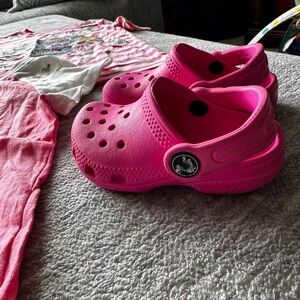 CROCS - 2 pair Kids Classic Clogs in Hot Pink - one fuzz lined other not